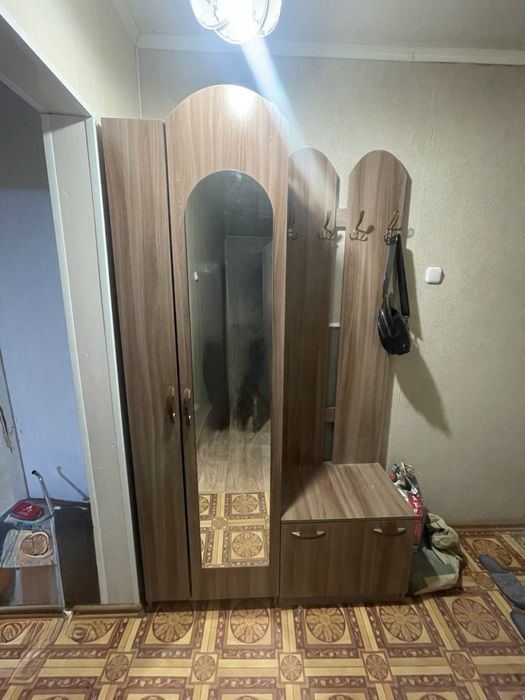 Продам шкаф с зеркалом для прихожей