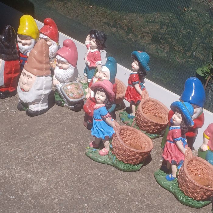 Figurine de gazon facute din ciment si pictate manual
