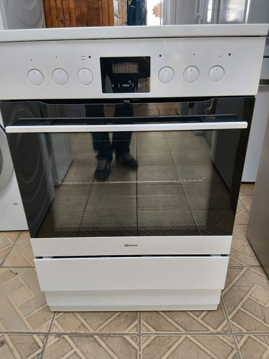 Като нова свободно стояща печка с индукционни котлони Gram  със самопочистване PIROLISE 2 години Гаранция!