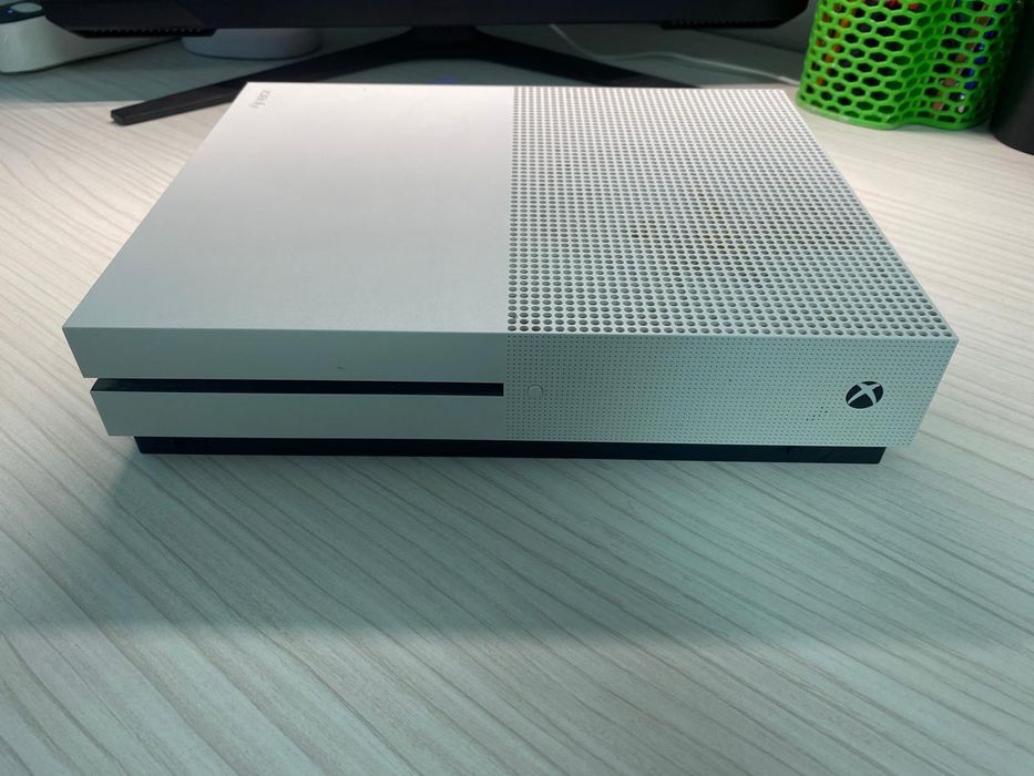 Xbox ONE S 1TB + o maneta
Minecraft