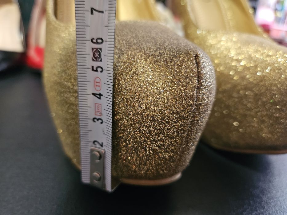 Pantofi aurii cu toc si platforma ascunsa marime 39