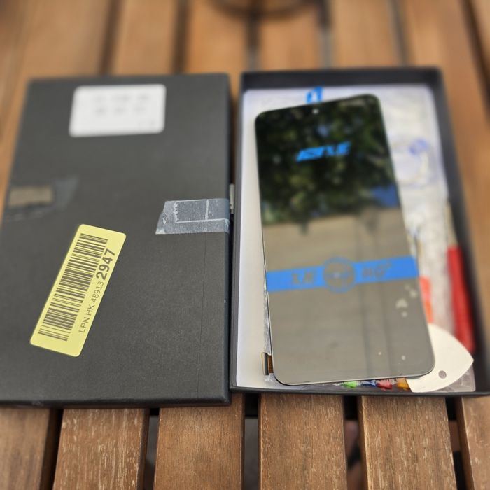 Продавам чисто нов, неизползван резервен LCD дисплей (комплект екран + тъчскрийн) за смартфон Vivo V40 SE 5G.