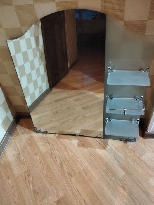 Зеркало в ванную комнату .