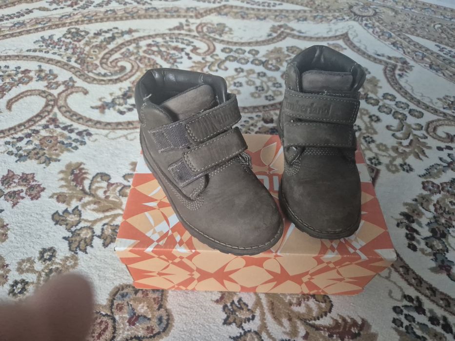 Продам детскую брендовую обувь