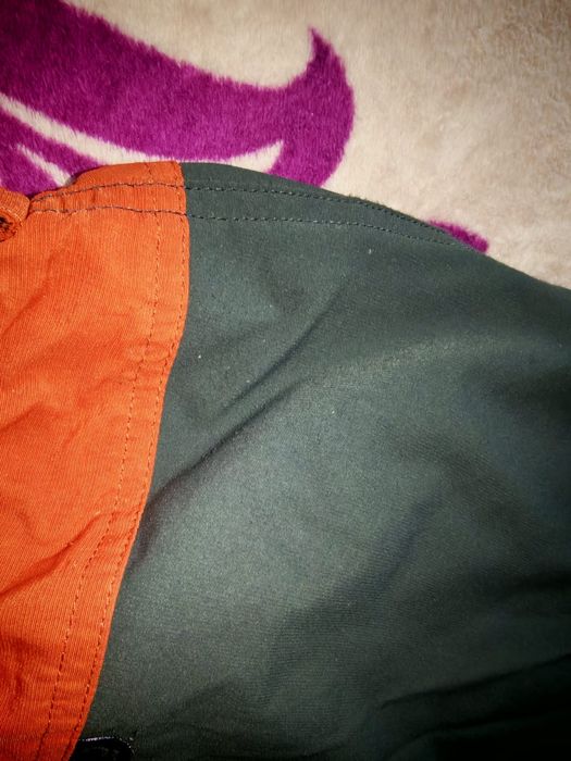 Vând pantaloni de munte