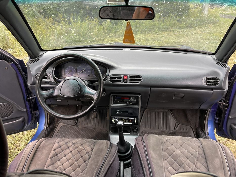 Машина Mazda 121