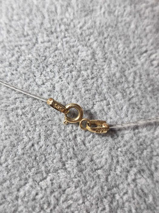 Pandantiv cu Pietre Negre din Aur 14 K pe Fir Transparent
