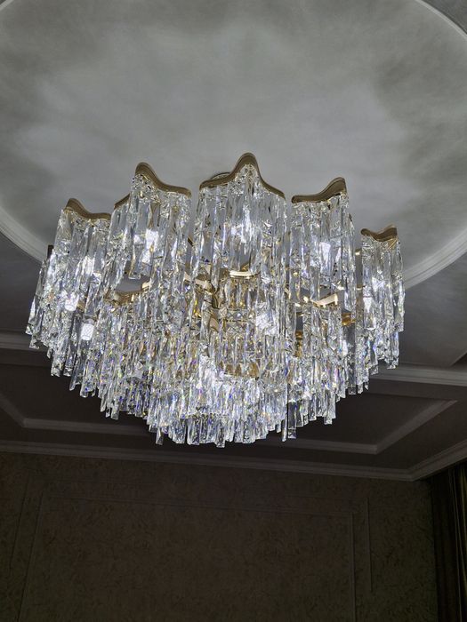 Продам шикарную люстру