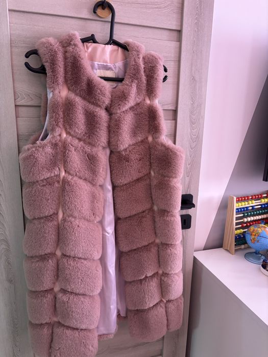 Пухкав елек пепел от рози