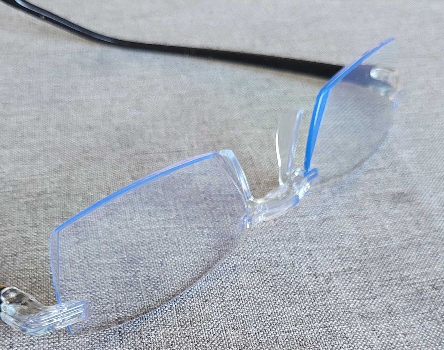 Ochelari de citit fotocromati cu focalizare automată