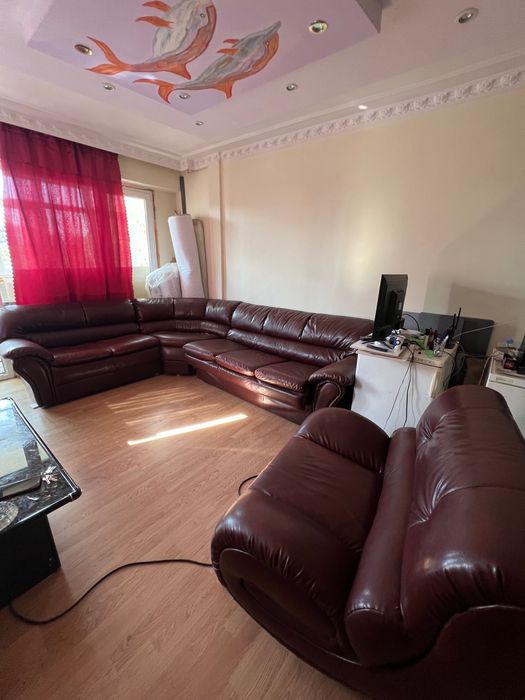 Кожен диван Много запазен цената е до 20.09