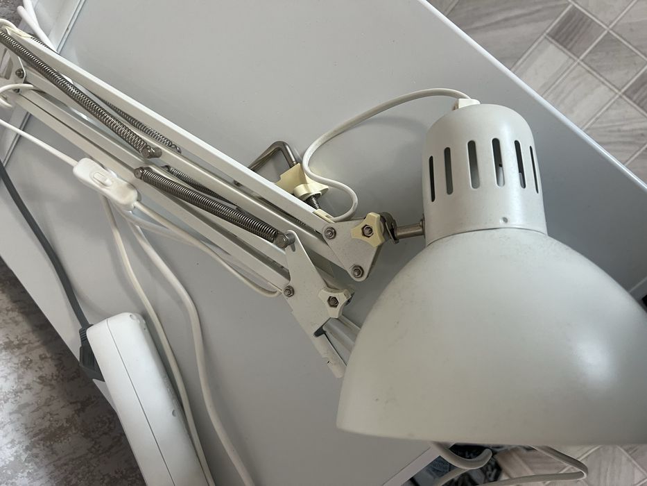 Продам настольную лампу