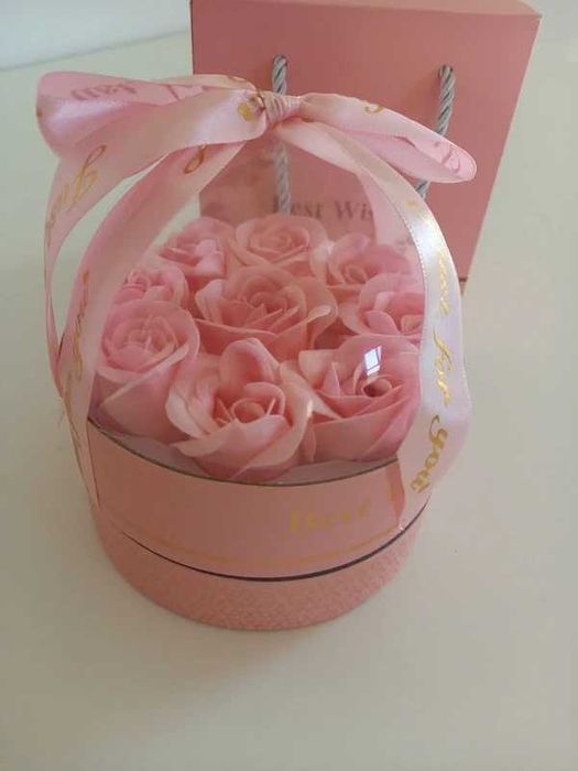 Aranjament de flori rotunda, cu cupola, trandafiri de sapun si lantiso