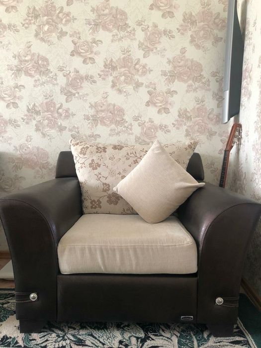 Продаётся диван с двумя креслами