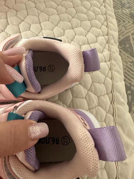 Продам кроссовки на девочку 27р