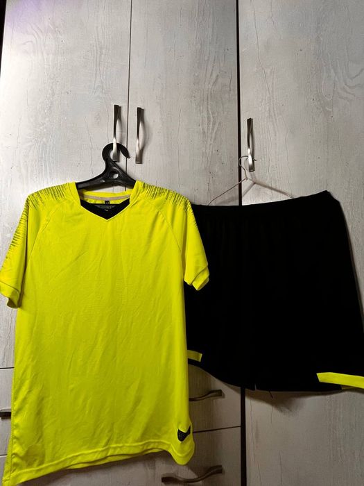 Спортивный комплект для футбола — футболка + шорты!