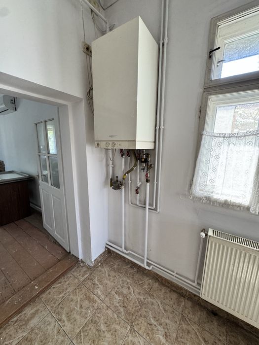 Casa pe colt 8 camere,teren 650 mp de vanzare zona Padurii front mare