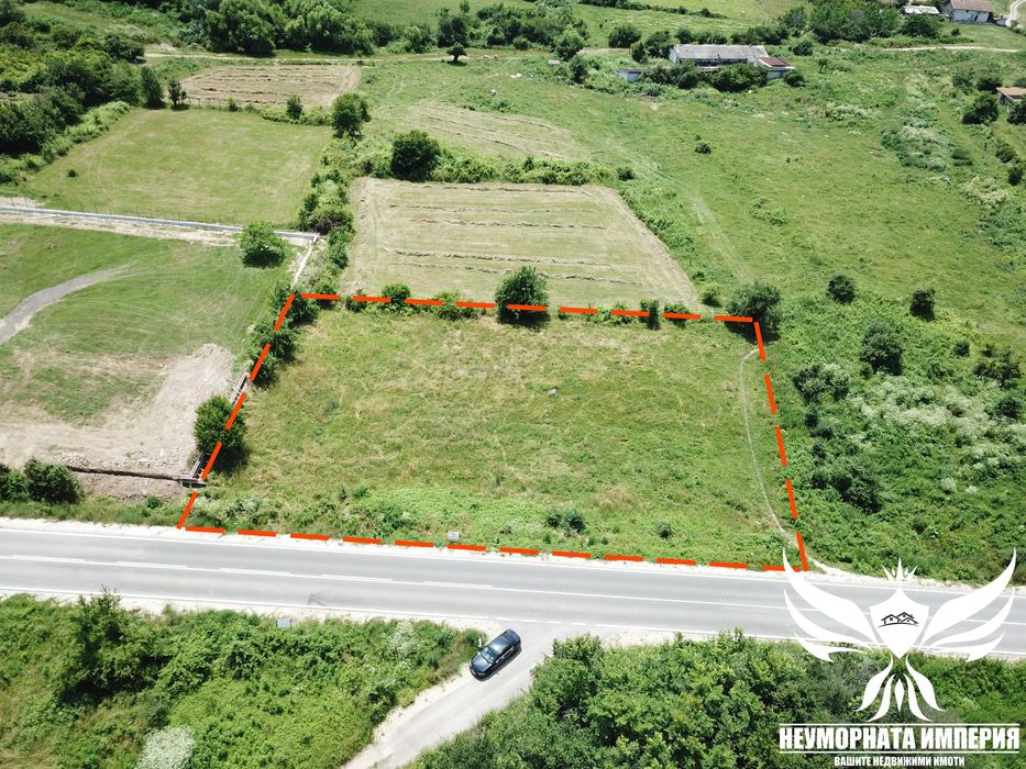 Продавам парцел УПИ 2350кв.м. на първа линия в с.Тополово