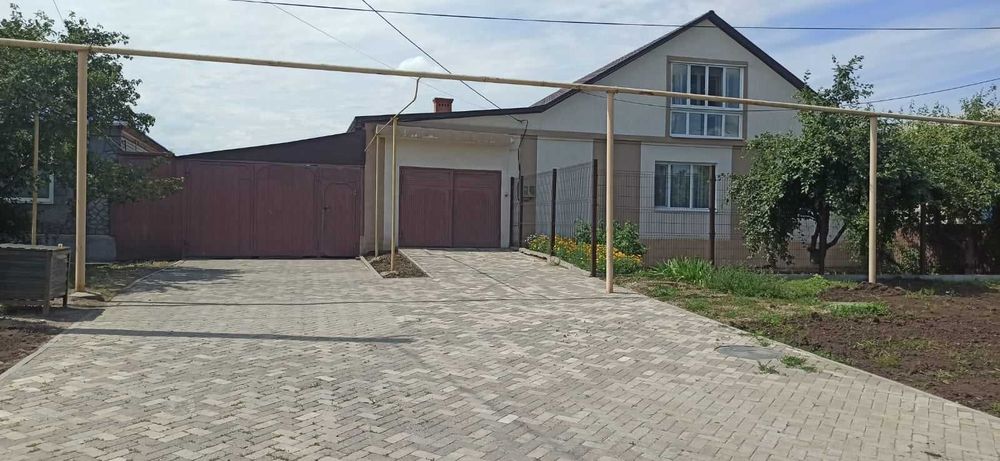 Продам 2х этажный  дом в жилом массиве  Дружба в городе