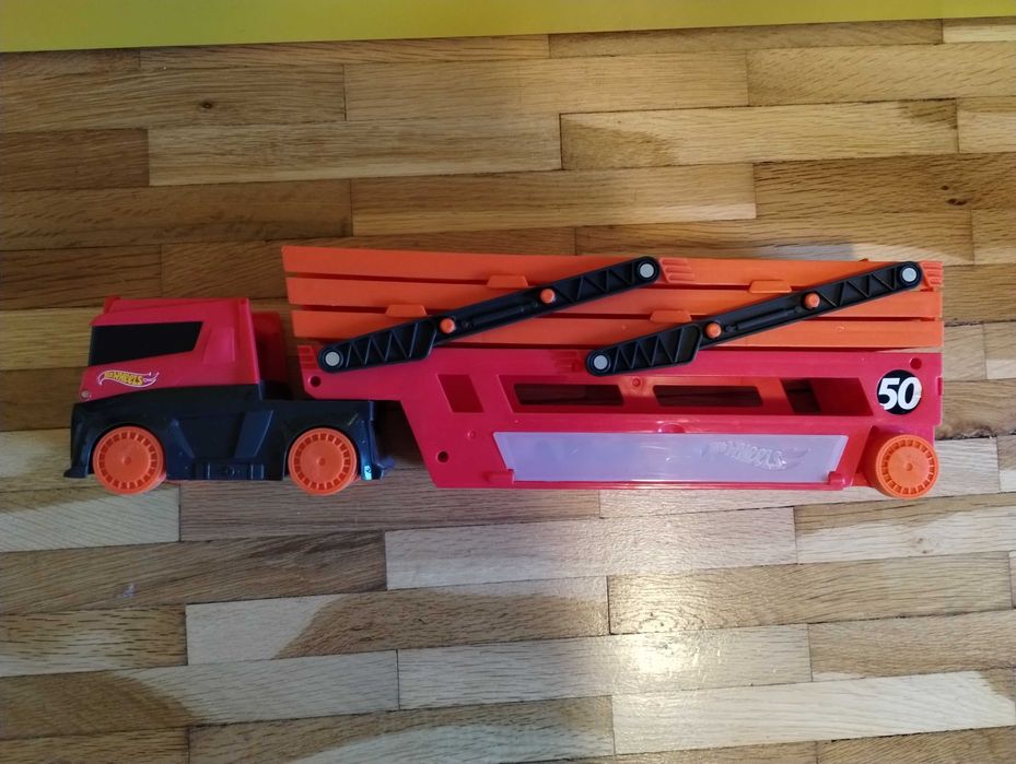 Hot wheels писти , автомивка , камион паркинг.