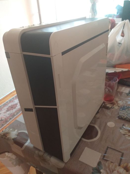 Carcasa albă ptr pc