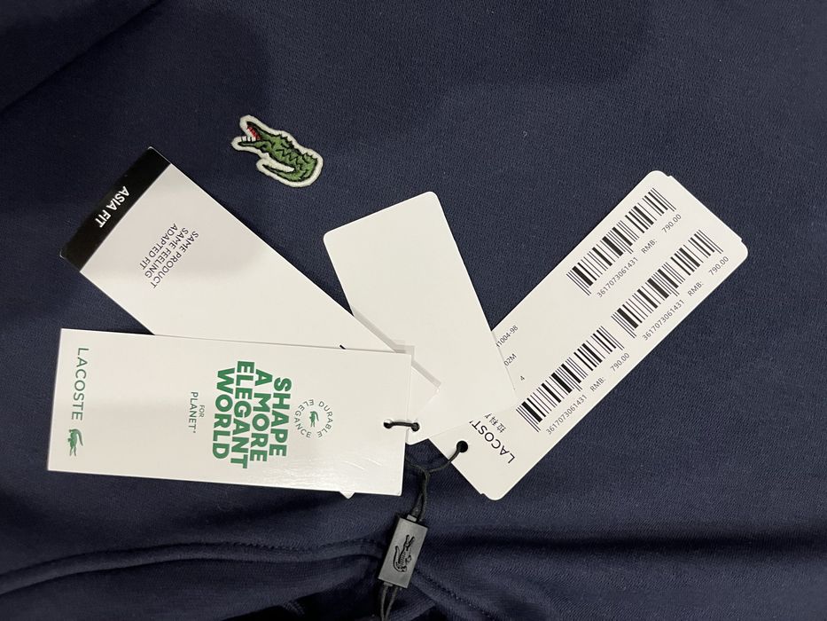 Худи Lacoste.