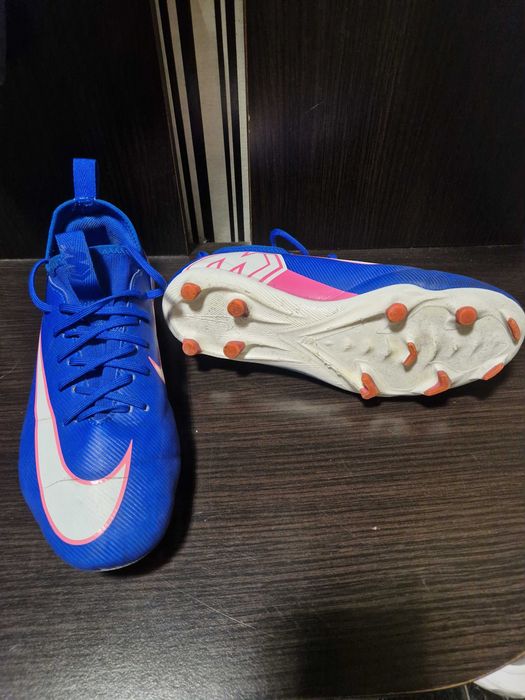 Футболни бутонки Nike и adidas
