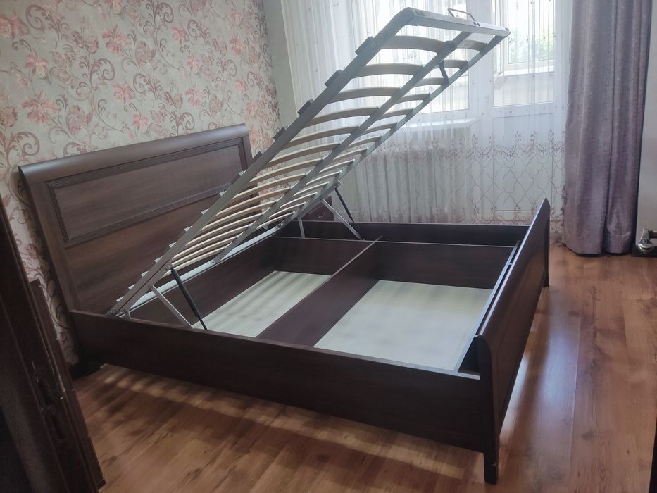 Двуспальная кровать, без матраса, б/у