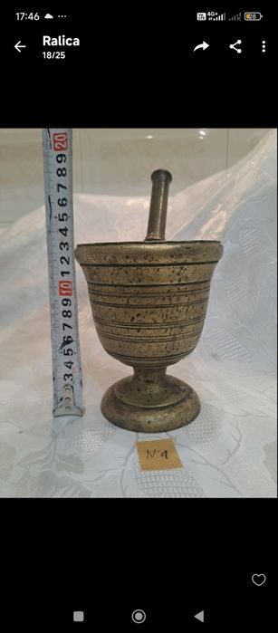 Масивни стари свещници и предмети