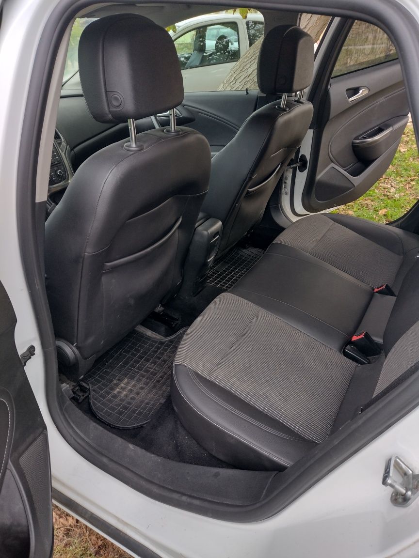 Опел Астра J , 1.7 дизел с. Арбанаси • OLX.bg