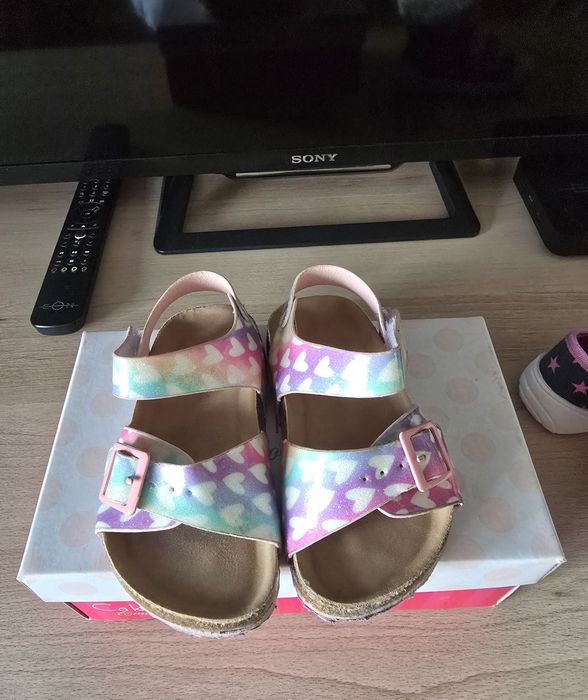 Продавам пантофки и сандалки