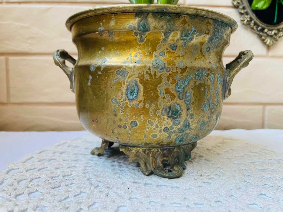 Красива месингова кашпа от Англия със зюмбюл