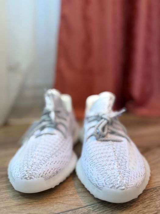 Yeezy 350 noi cu etichete