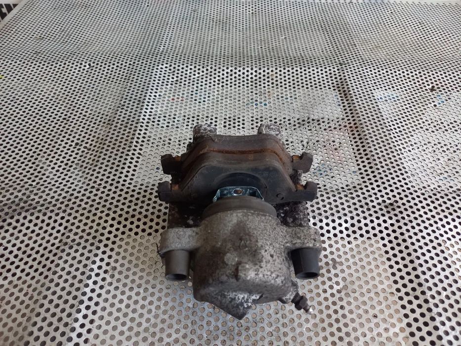 Etrier Fata Bmw E90 E91 E92 E93 E87 E81 E82 Dreapta - Dezmembrez Bmw - Dezmembrari Arad