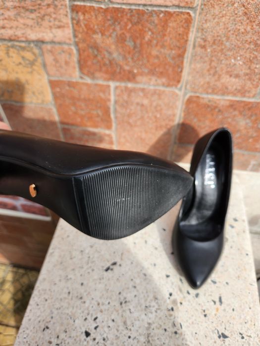 Кожени обувки на висок ток