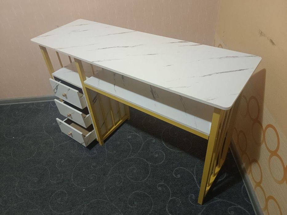 Стол для макияжа