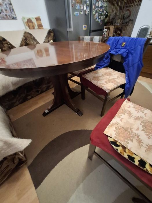 Продавам кръгла маса.Диаметър 112 см.Височина 70 см.