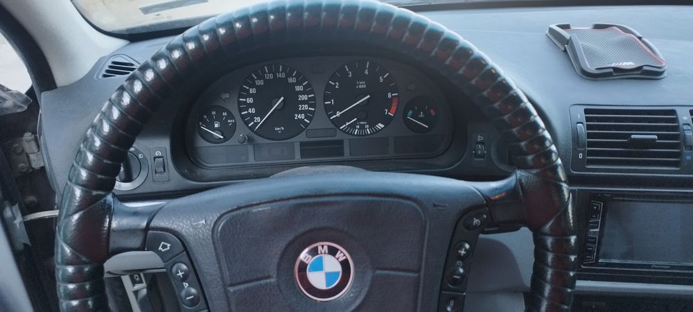 Продавам BMW E39 523i
