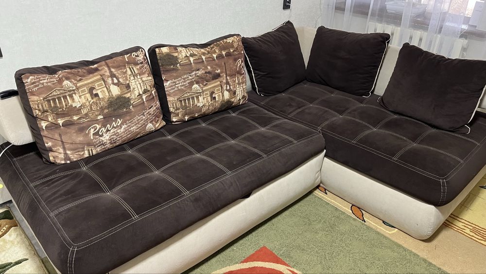 Диван угловой.