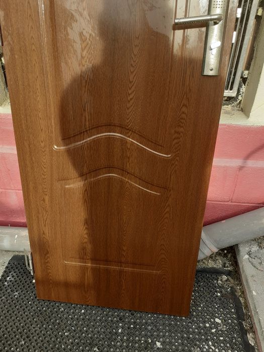 Vând ușă interior 400 lei  trei bucăți.