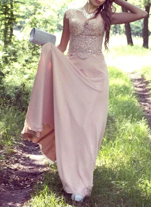 Продавам дълга бална рокля + подарък колие