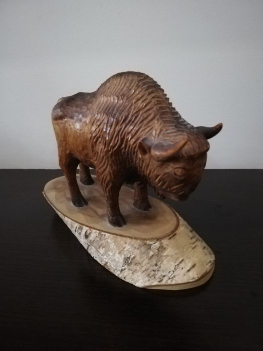 Много красива и различна статуетка на бизон. Дърво.