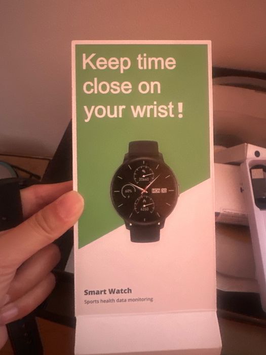 Smart watch cu cablu de încărcare