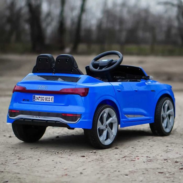 Masinuta electrica pentru copii, cu licenta Audi SQ8 70W 12V NOU
