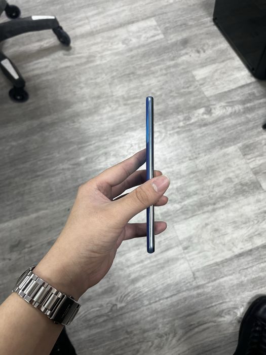 Продам смартфон Poco F3