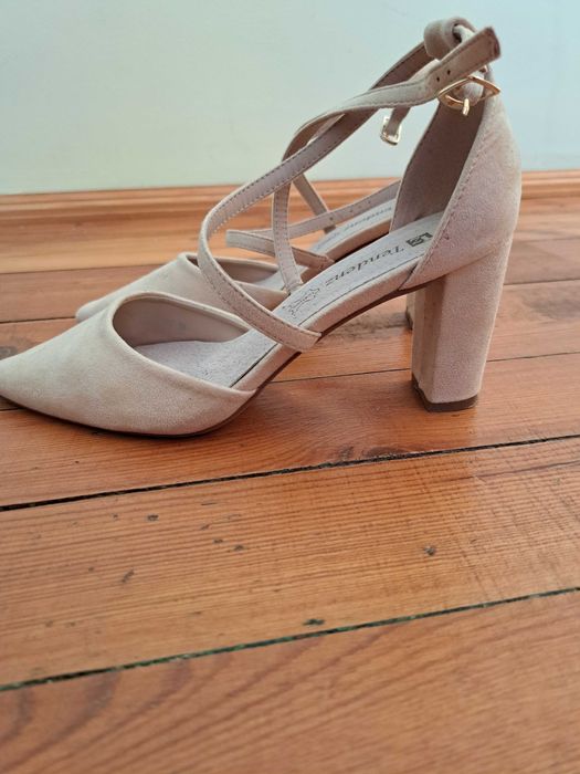 Остри сандали с дебел ток