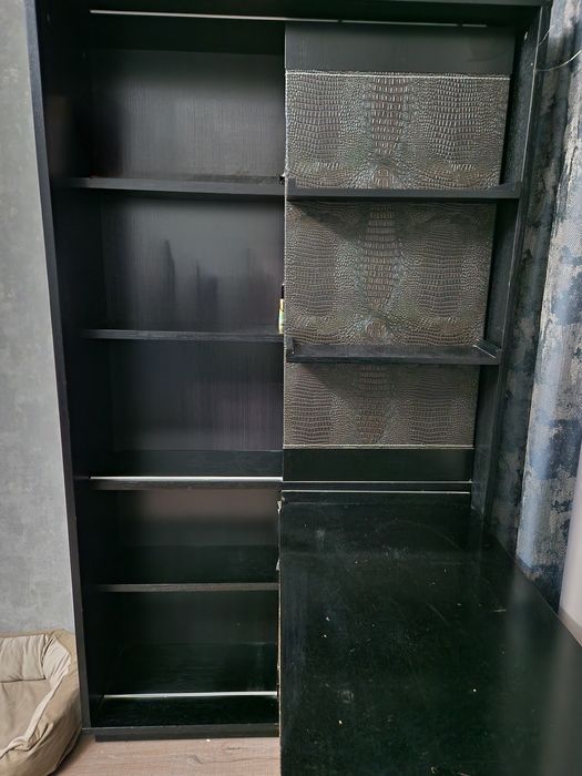 Продам шкаф со столом и стулом