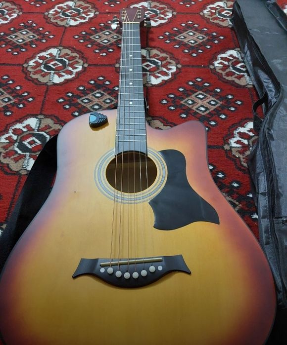 Gitara yangi sitikerlar yapish tirilgan biror marta chalin magan