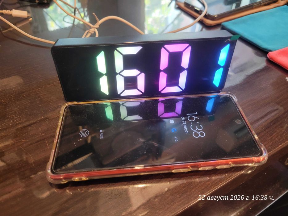 LED будилник с многоцветен RGB дисплей и огледална повърхност