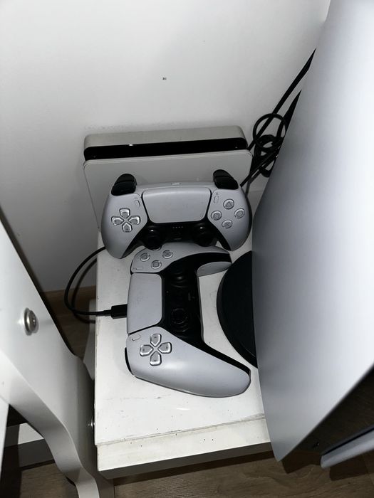 PlayStation 5 digital cu 2 Manete